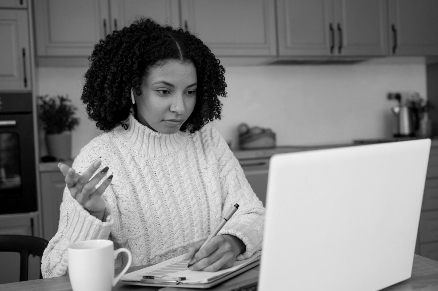 Espacio de análisis financiero con documentación estratégica preparada para negociación empresarial