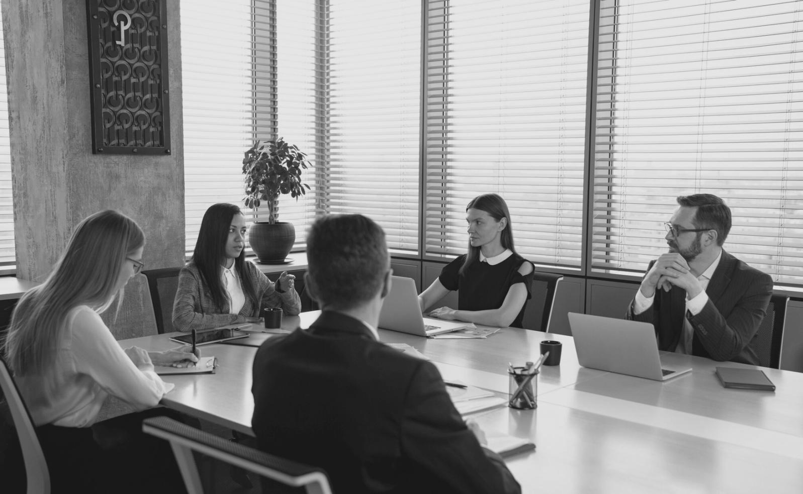 Sesión práctica de negociación empresarial con profesionales en entorno real