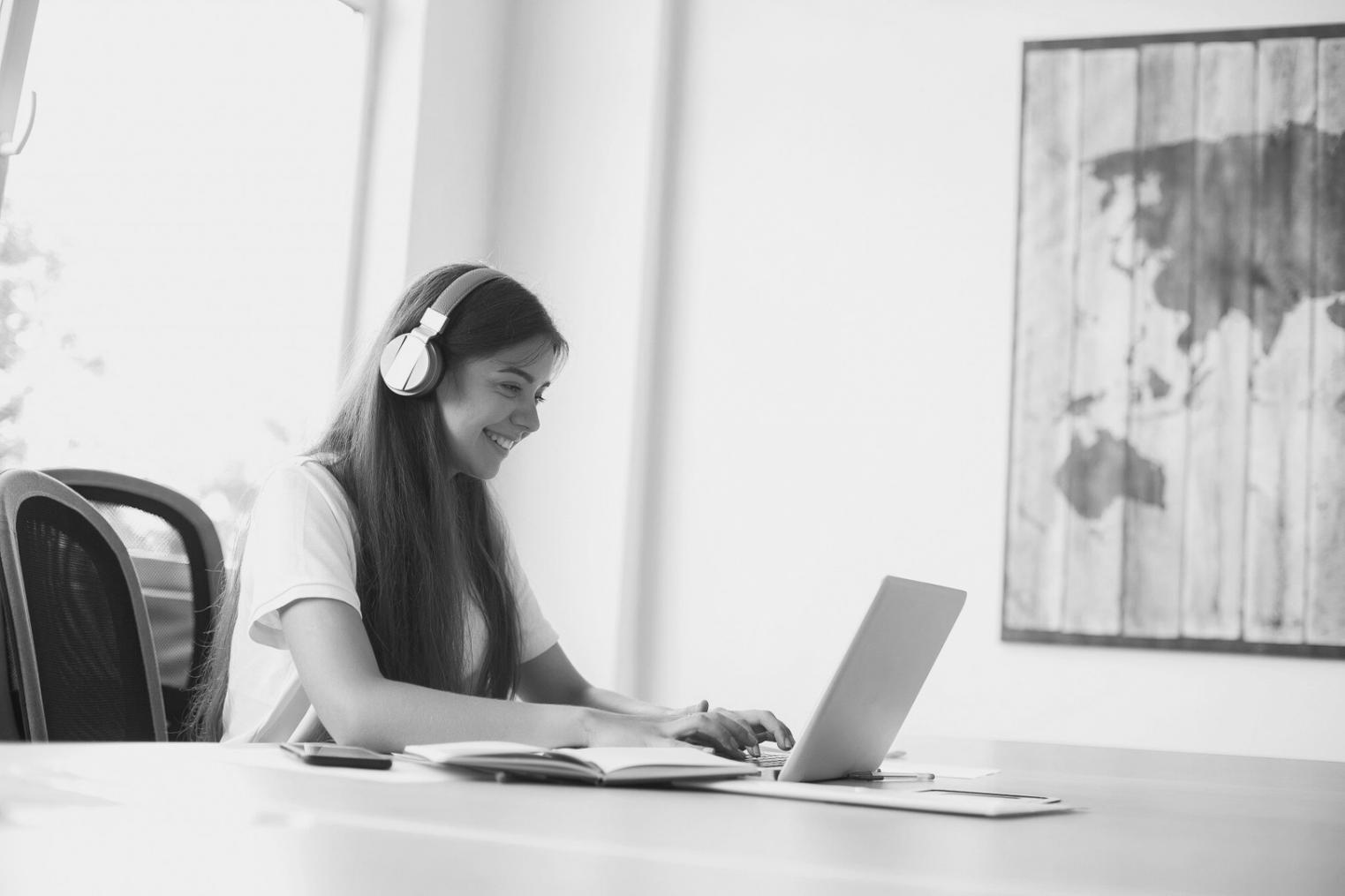 Profesionales trabajando en estrategias comerciales detalladas