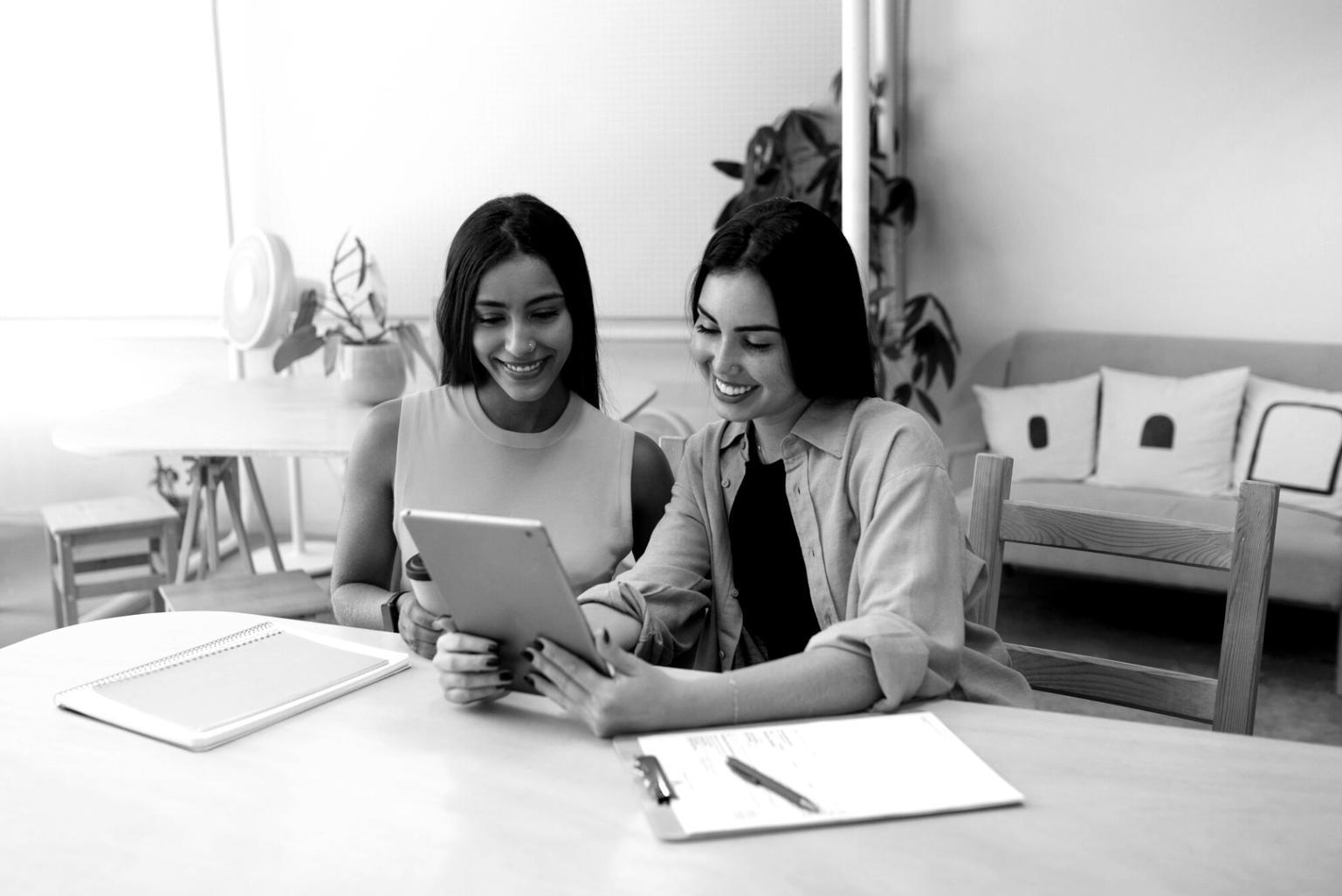 Profesional revisando análisis financiero en entorno de trabajo enfocado en negociaciones empresariales