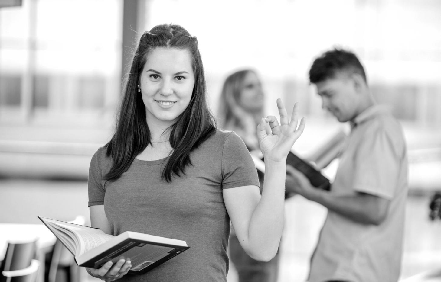 Profesionales discutiendo estrategias financieras en una mesa de negociación