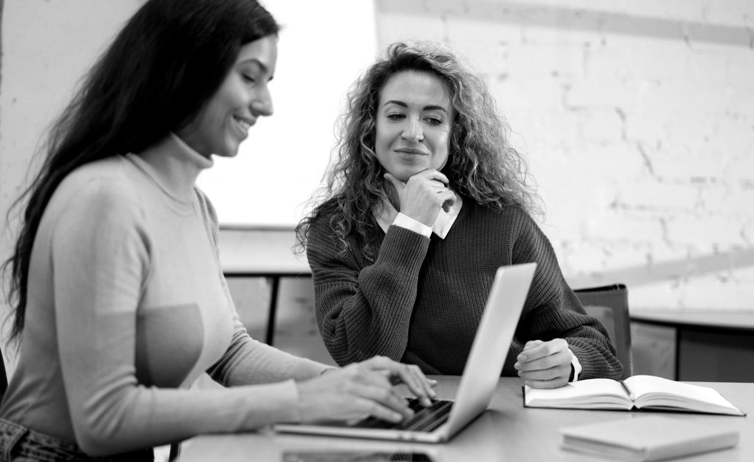 Reunión de negociación empresarial con documentación financiera sobre la mesa
