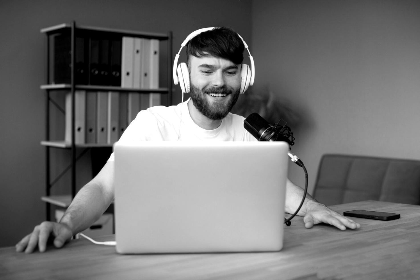 Profesionales revisando documentos financieros durante reunión de análisis estratégico