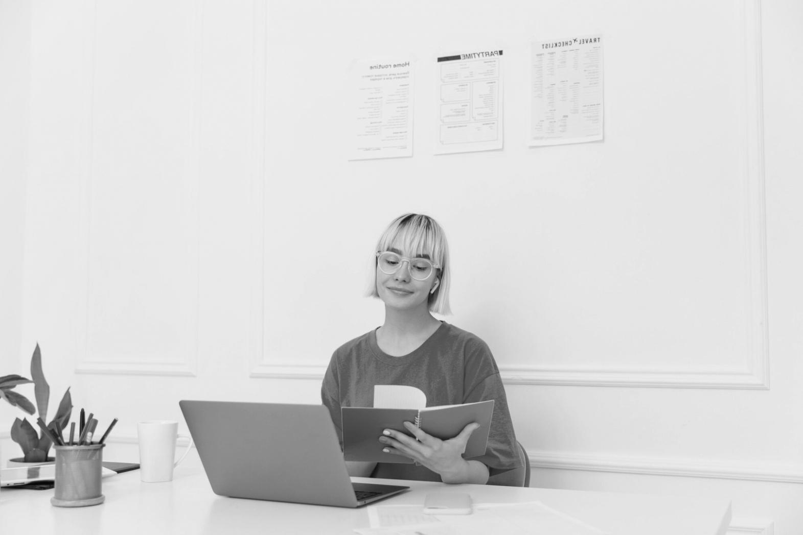 Sesión de formación empresarial con equipo directivo analizando estrategias de negociación financiera